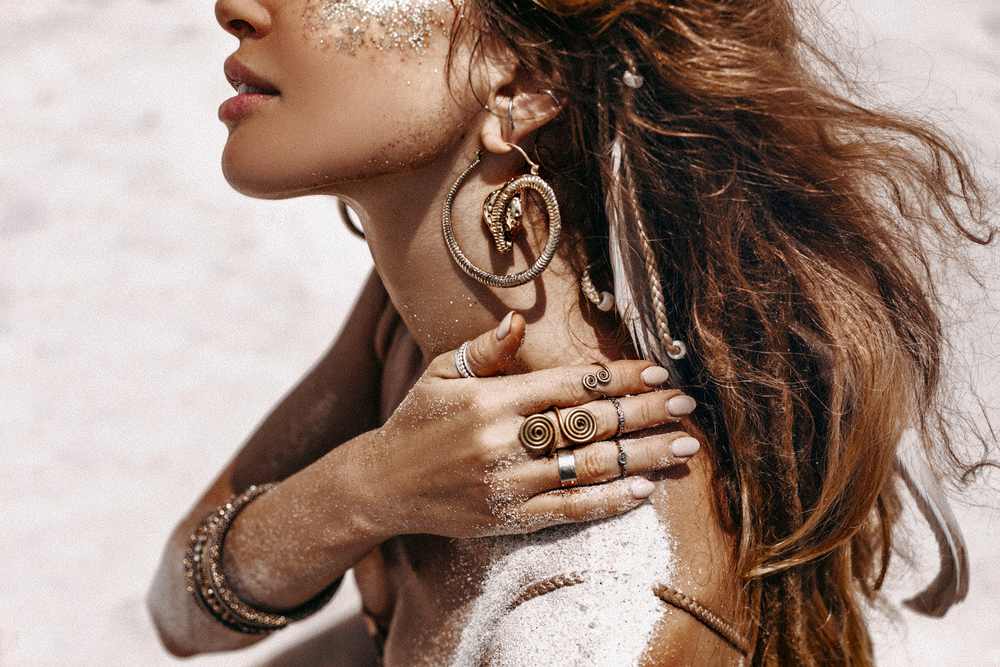A beautiful young goddess from another planet crash lands in the desert. crash la